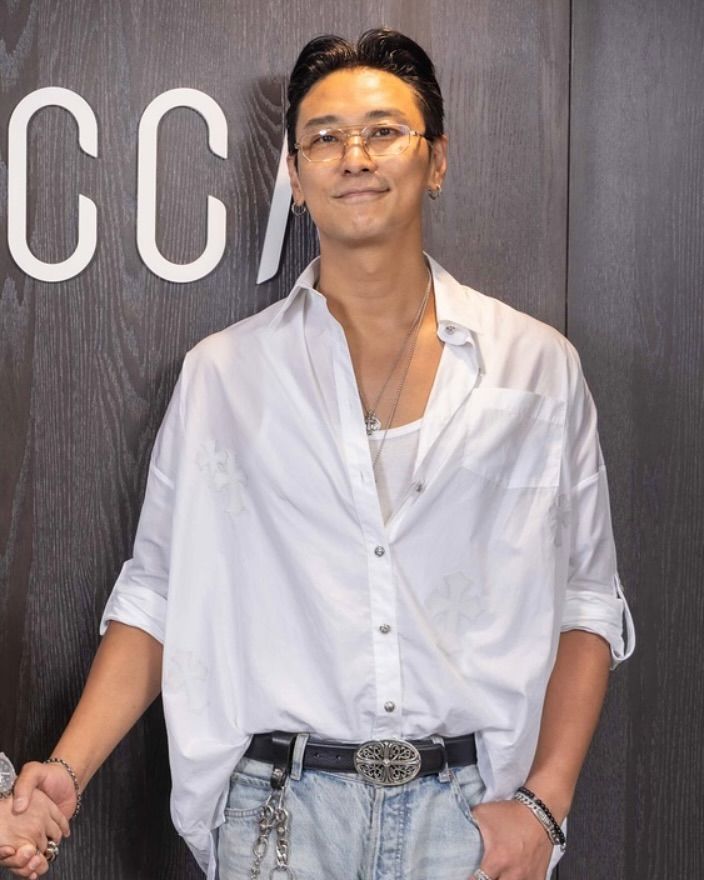 쉽게 볼 수 없는 크롬하츠 셔츠 스타일링의 주지훈 / 출처: 인스타그램 @tonyhong1004 , X 커뮤니티