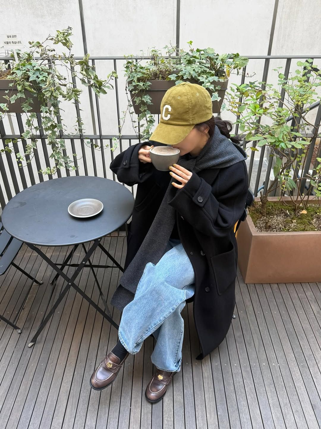 피스타치오 컬러 액세서리로 포인트를 준 슬기 / 출처: 인스타그램 @hi_sseulgi