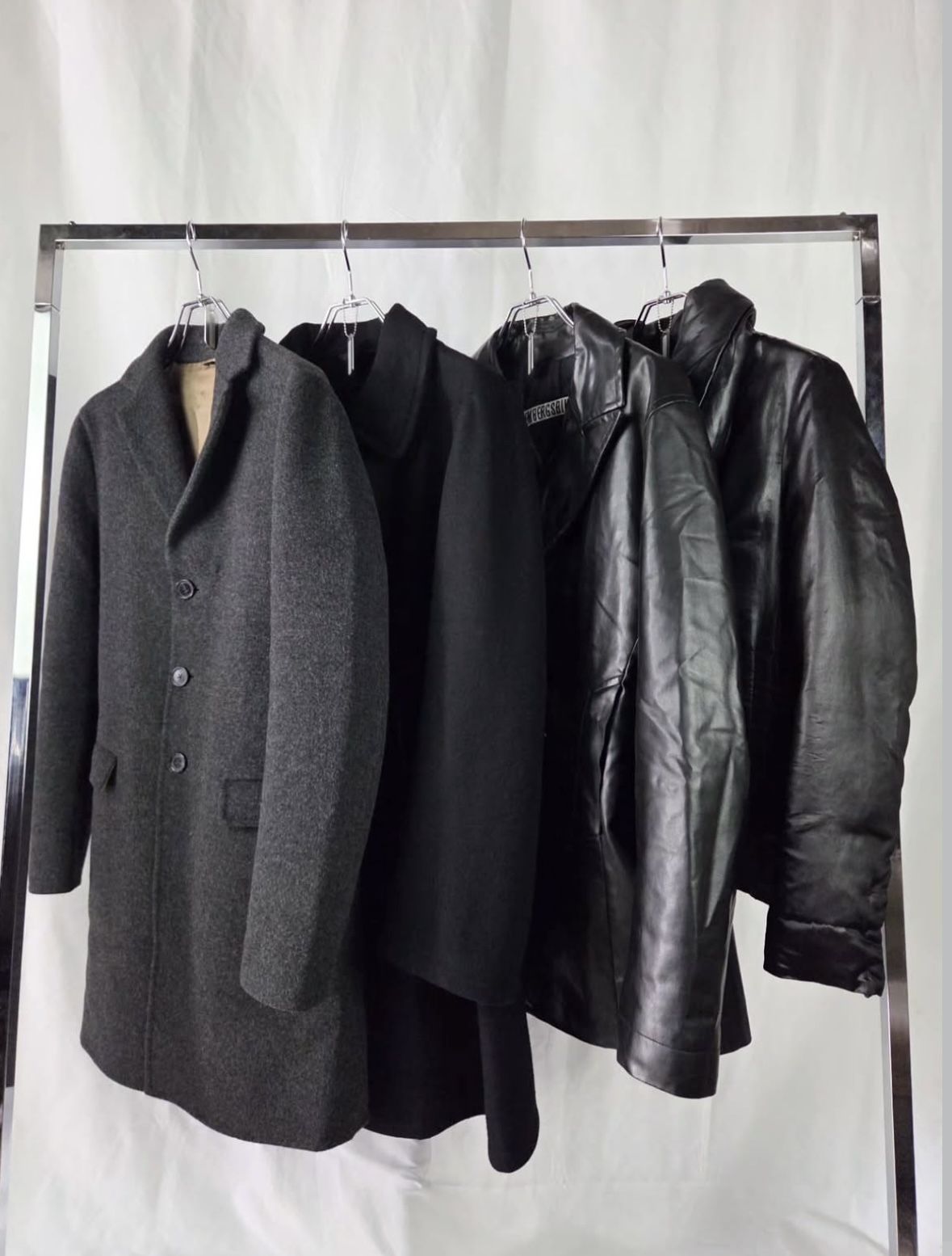 질샌더의 코트, 엠포리오 아르마니의 코트, 딕 비켐버그의 레더 자켓, 질 샌더의 푸퍼 자켓 이미지 / 이미지 출처: 인스타그램 @providence__jp