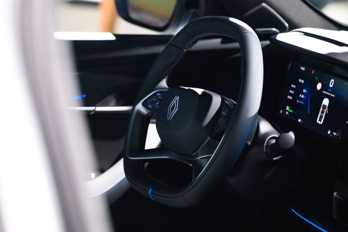 르노 FILANTE의 스티어링 휠.