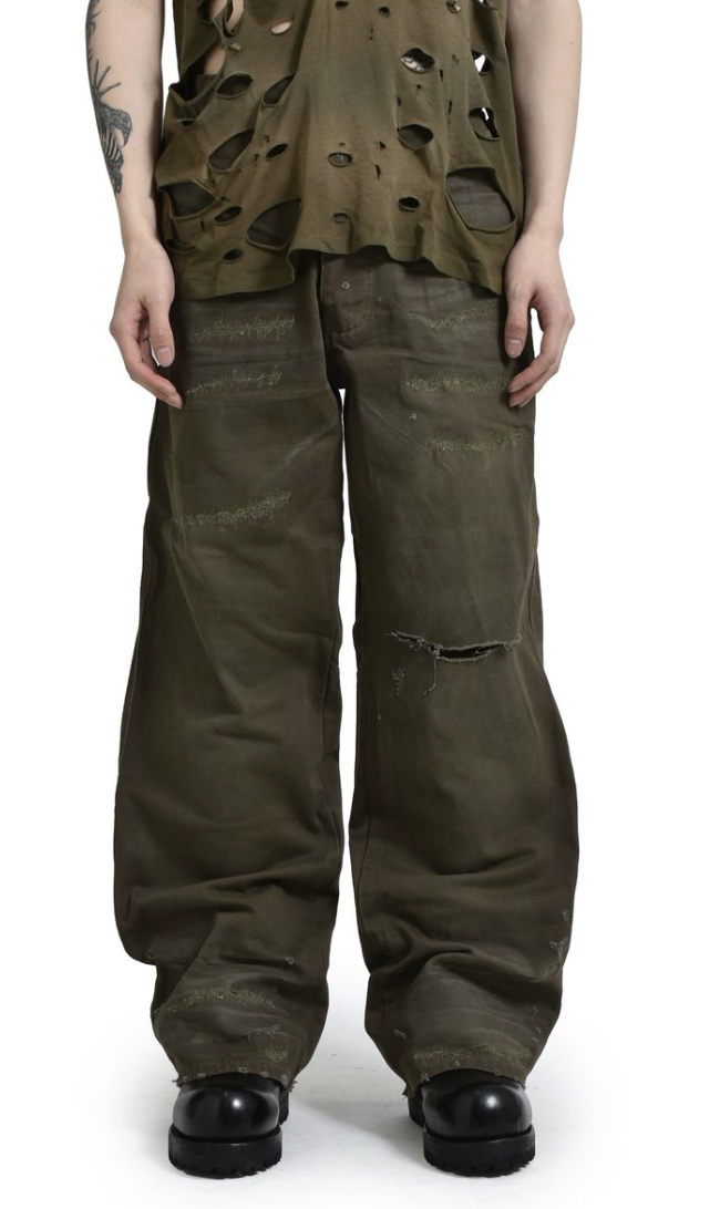 워싱과 디스트로이드 디테일이 돋보이는 데님 팬츠 / 이미지 출처: 알렉산더 디제노바.