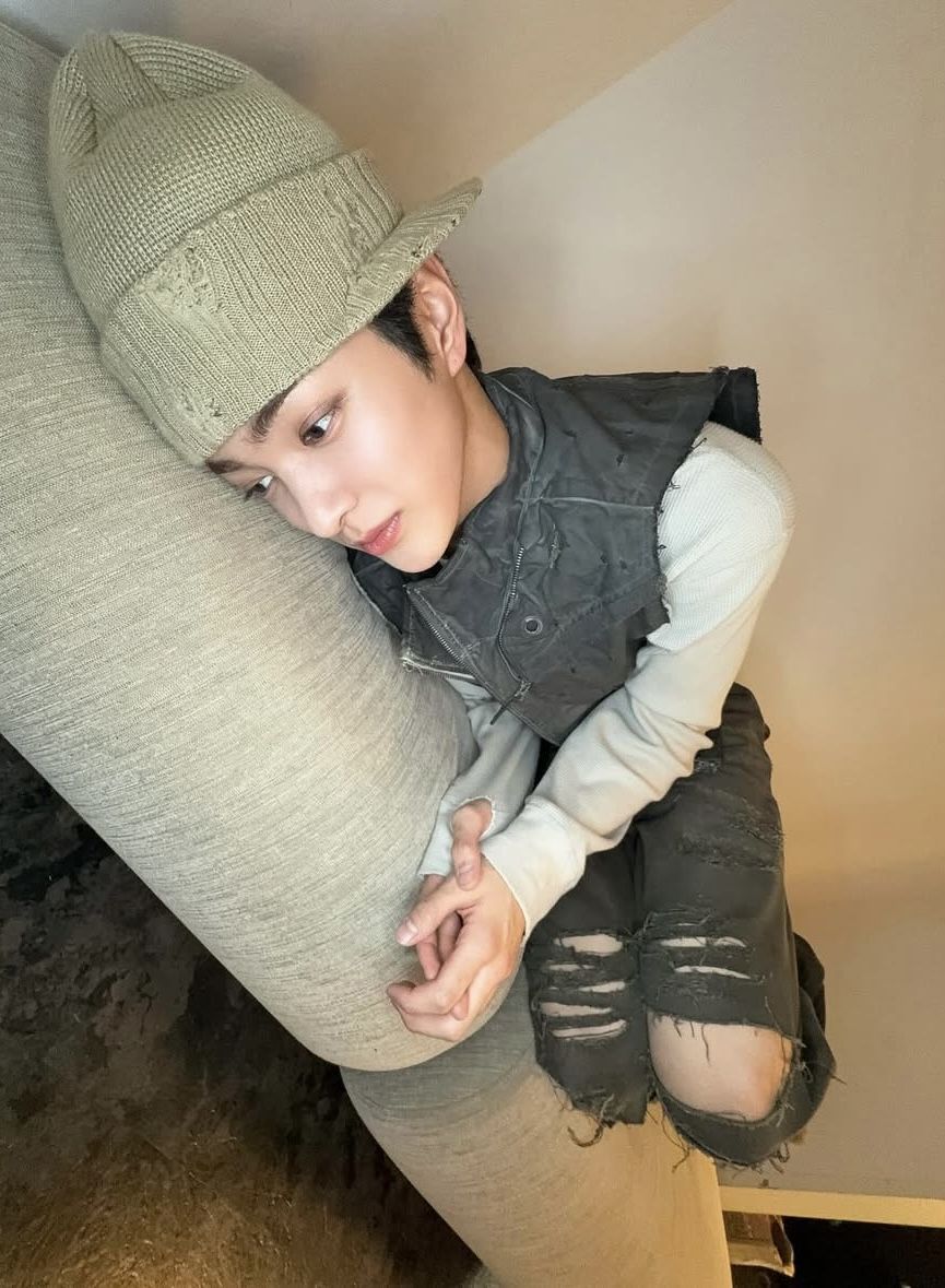 알렉산더 디제노바의 언더그라운드 페인터 팬츠를 입고 그런지 룩을 선보인 건호 / 이미지 출처: 인스타그램 @cortis