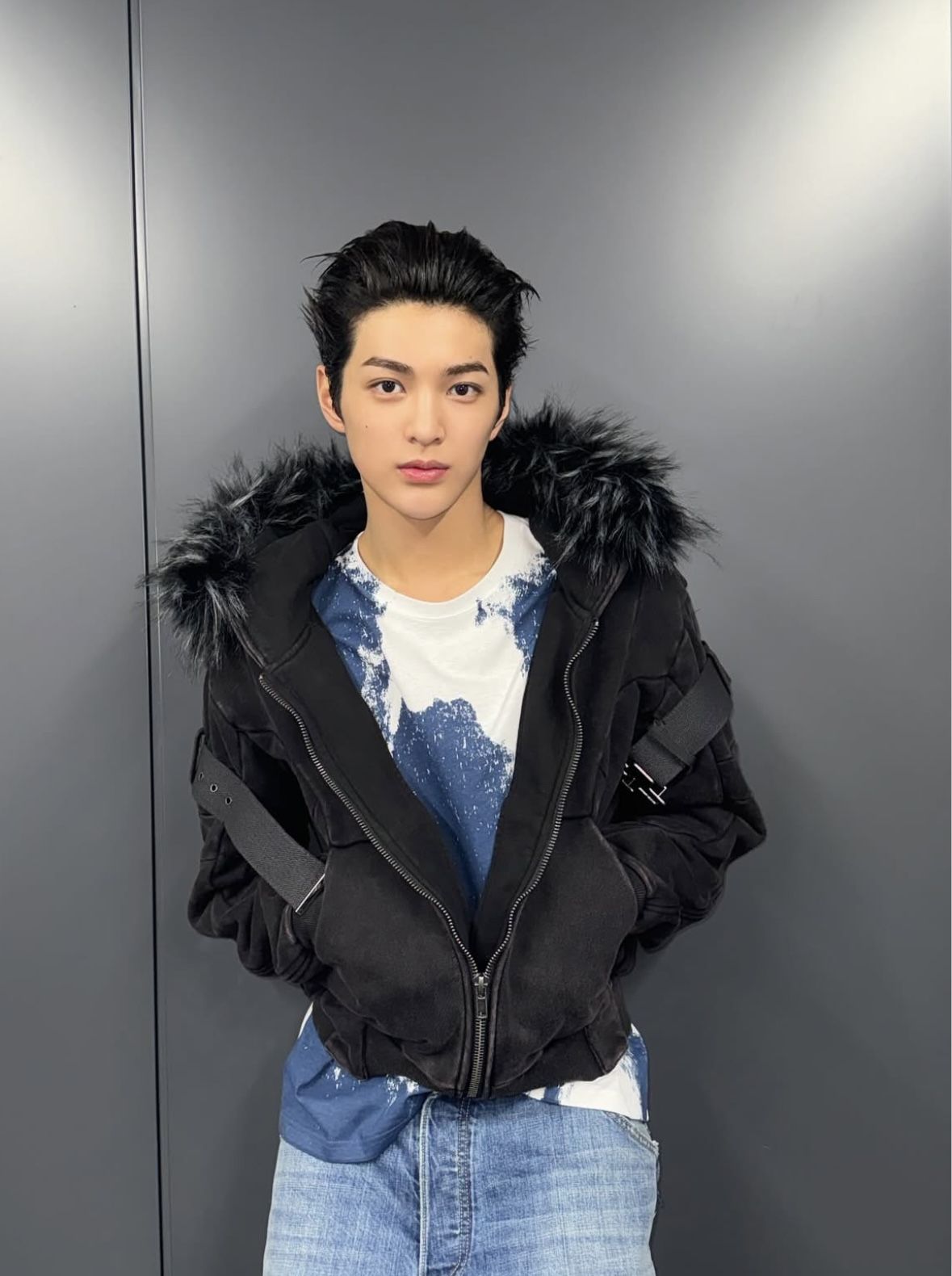 레인저 카르텔의 퍼 후드 자켓을 입고 스트리트 룩을 살린 건호 / 이미지 출처: 인스타그램 @cortis