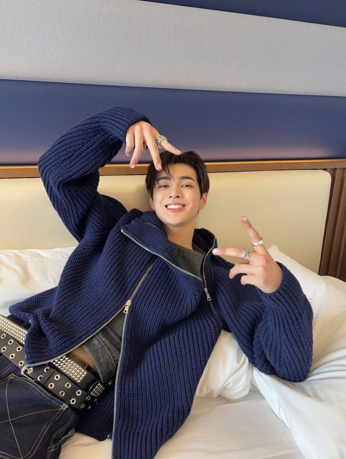 드리스 반 노튼의 울 니트 집업을 입고 캐주얼한 룩을 살린 건호 / 이미지 출처: 인스타그램 @cortis