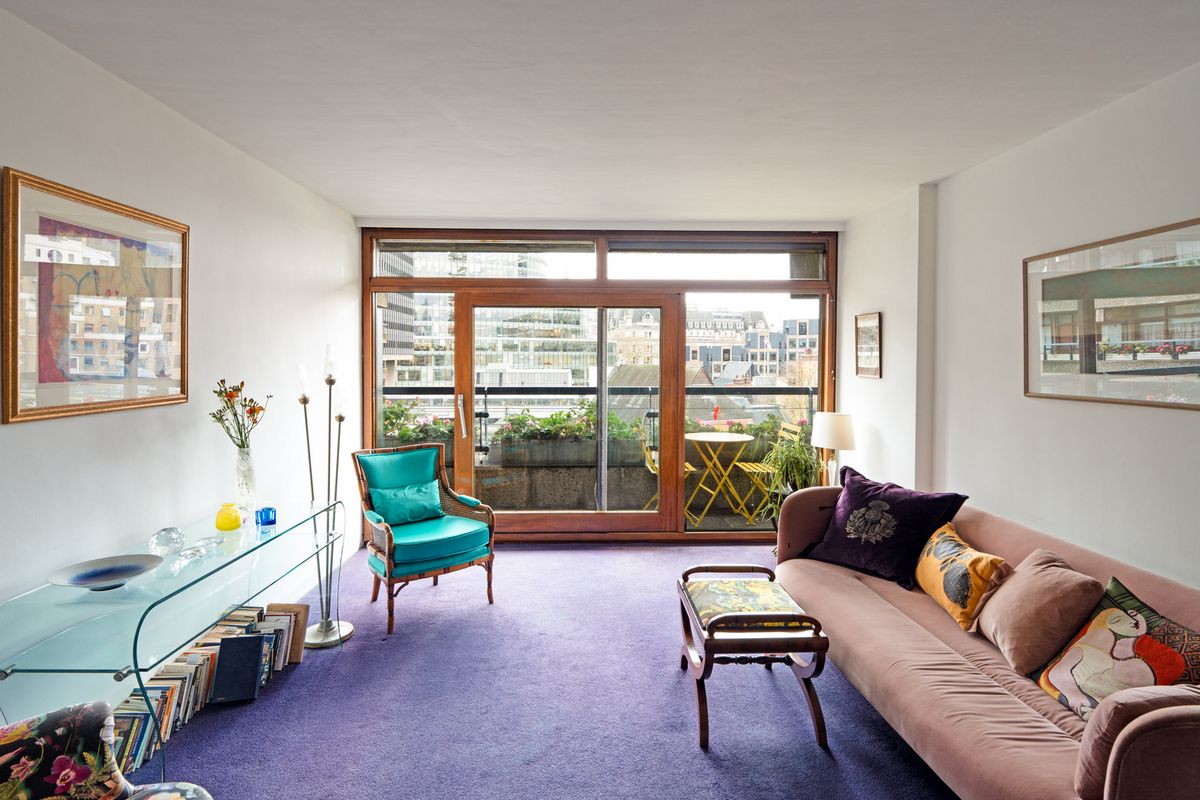 창 밖으로 세인트 폴 대성당이 보이는 토머스 모어 하우스 내부. | 사진 출처: themodernhouse.com 웹사이트