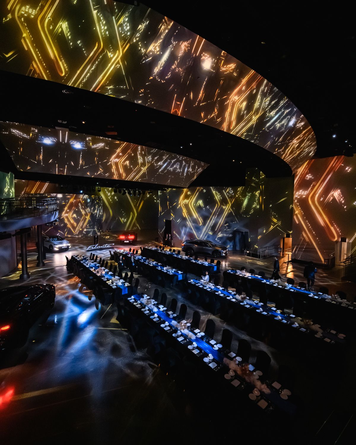 서울 그랜드워커힐 빛의 시어터에서 화려한 조명과 함께 공개되는 르노 FILANTE.