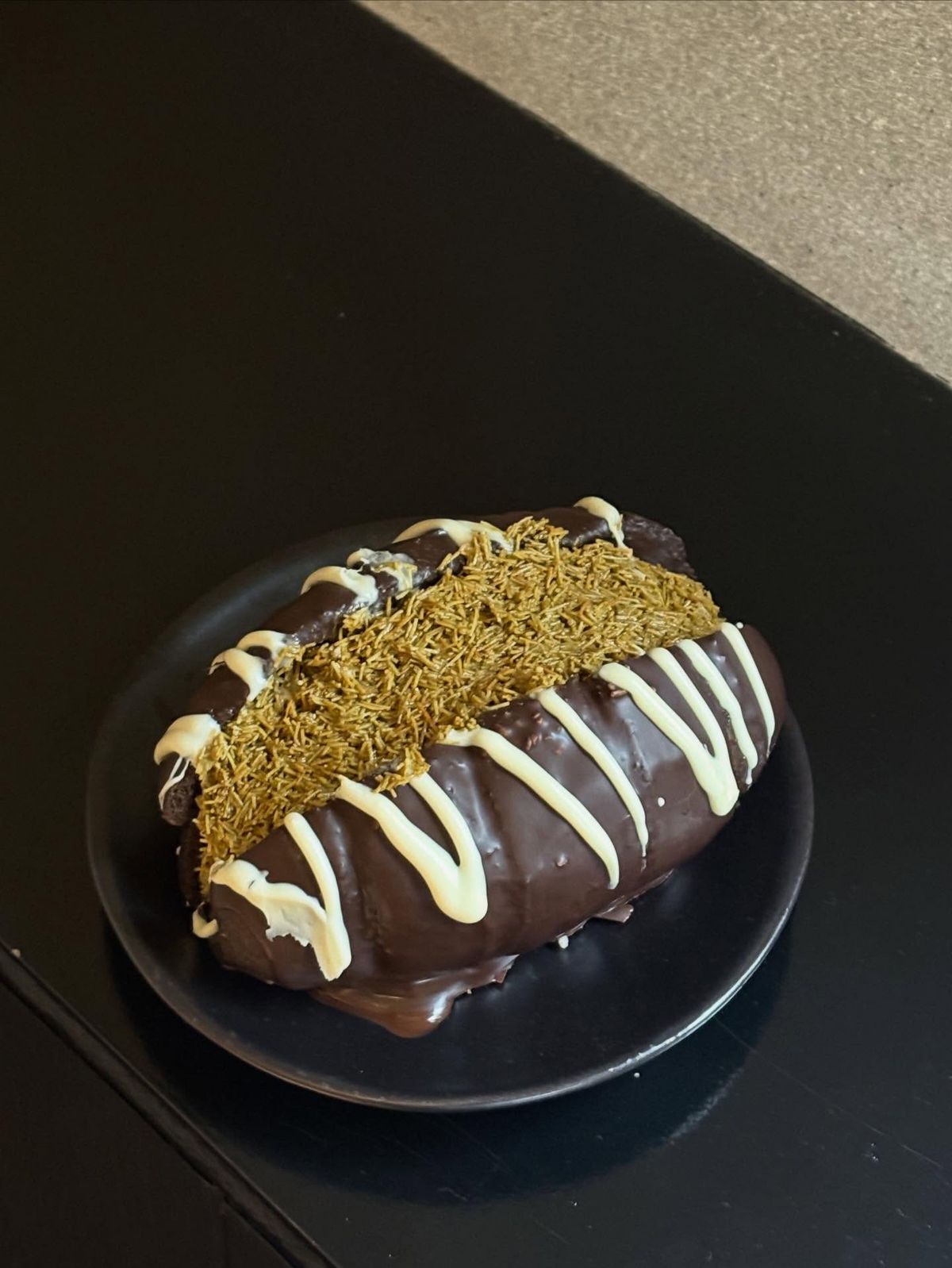 초콜릿 코팅한 소금빵을 반 갈라 피스타치오 카다이프를 샌딩한 두바이 초코 소금빵. | 이미지 출처: 에트레베이크하우스 인스타그램