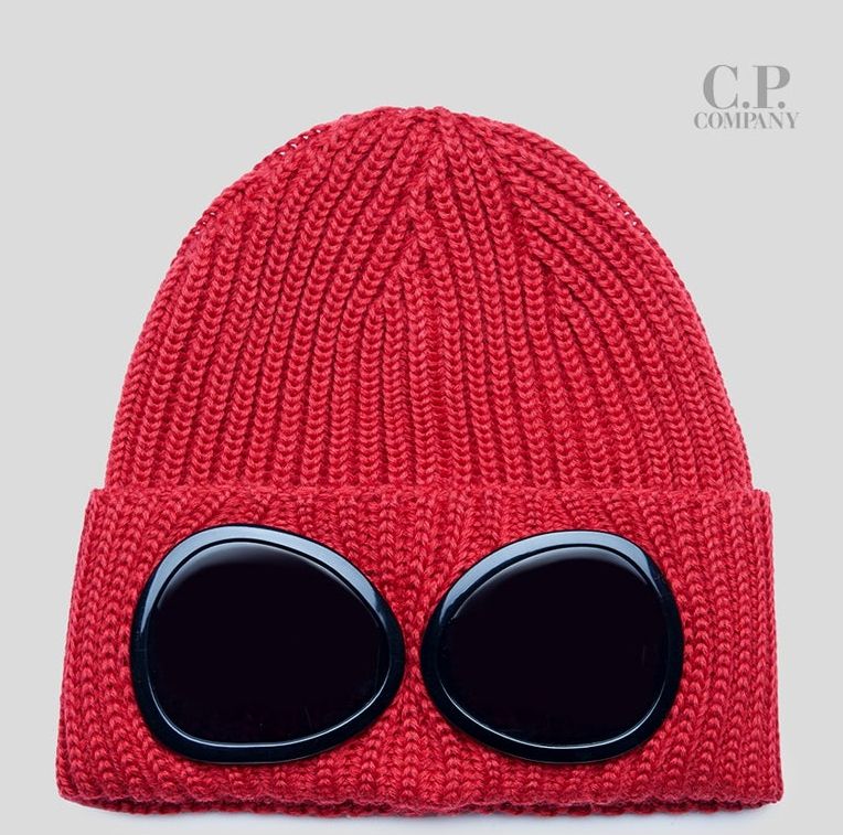 레드 컬러와 고글이 돋보이는 비니 / 이미지 출처: 씨피컴퍼니(C.P.COMPANY).