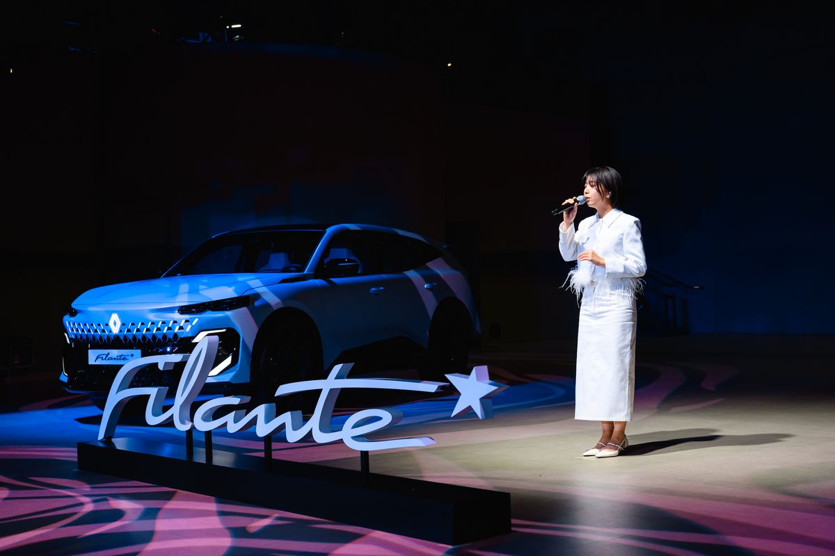 르노 FILANTE 공개 행사에서 공연을 하는 스텔라장.