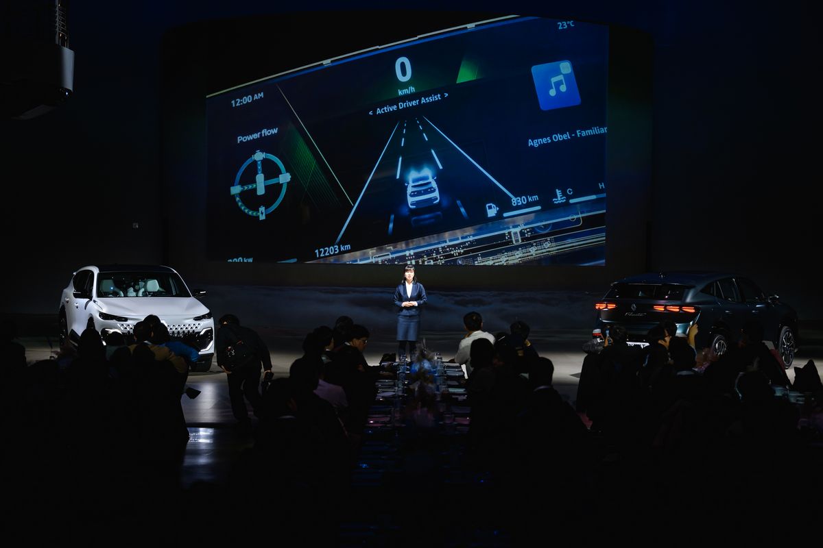 신차 소개하는 사회자에 맞춰 이해하기 쉽게 LED 전광판에 그래픽 디자인이 보여지는 모습.