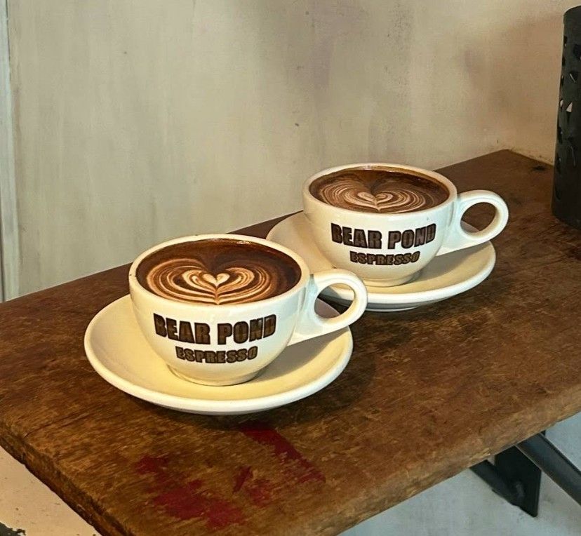 진하고 고소한 라떼가 이곳을 찾게 만드는 확실한 시그니처다. / 이미지 출처 : 구글 맵 bearpondespresso / 인스타그램 @angelstain