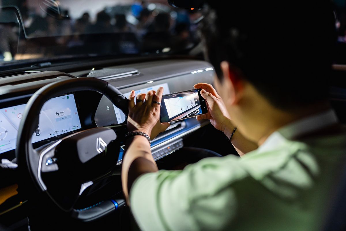 르노 FILANTE의 파노라마 스크린을 촬영하는 에스콰이어 클럽 멤버.