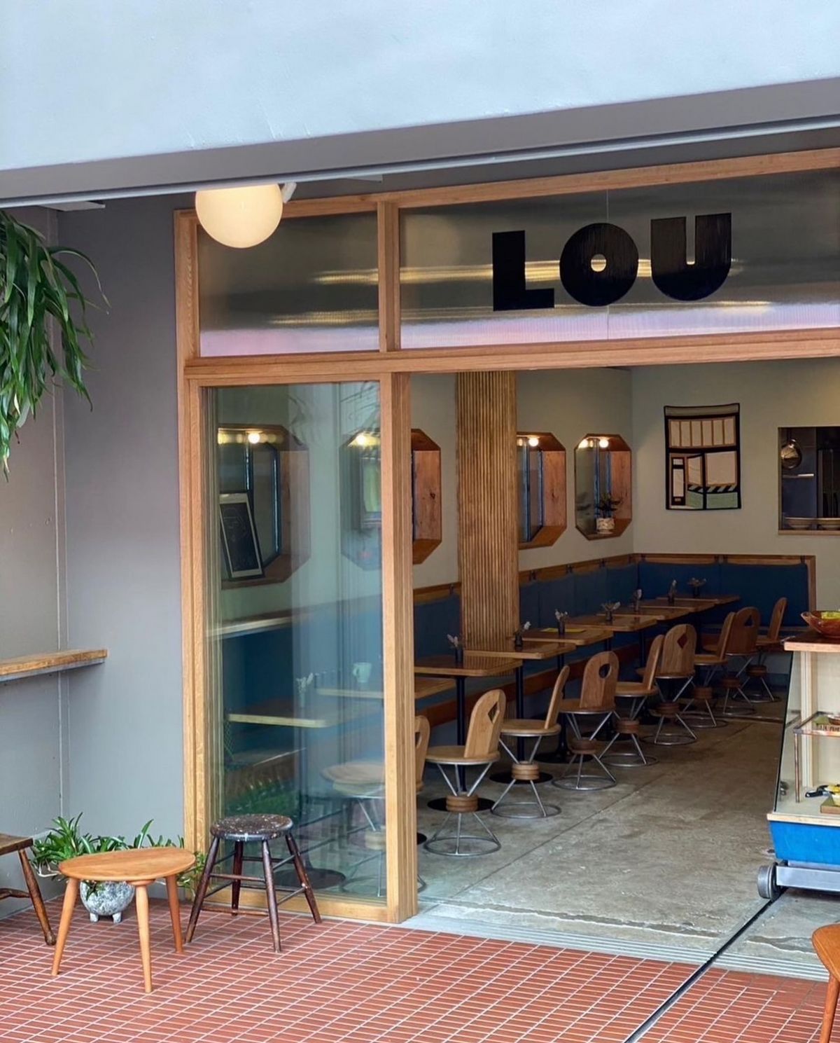 감각과 취향 좋기로 유명한 패들러스 커피 오너의 세계관을 엿볼 수 있는 카페 로우. / 이미지 출처 : 인스타그램 @lou_nakano