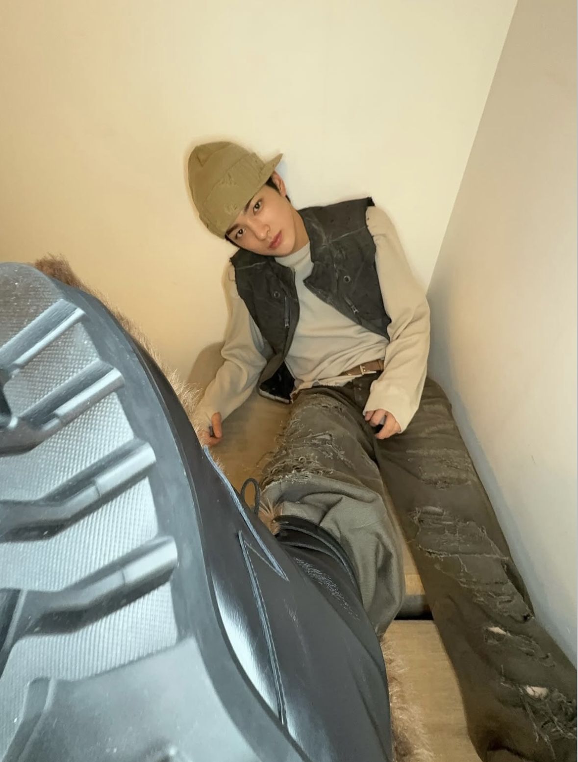 알렉산더 디제노바의 언더그라운드 페인터 팬츠를 입고 그런지 룩을 선보인 건호 / 이미지 출처: 인스타그램 @cortis