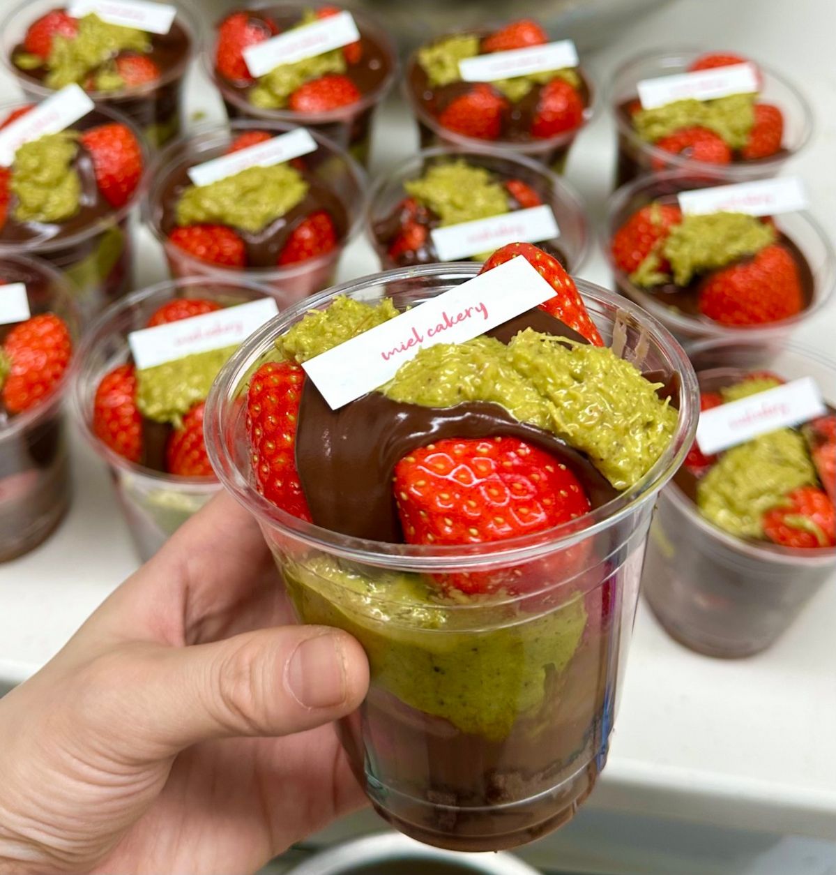 미엘케이커리에서 최근 출시된 두바이 딸기 초코 범벅. | 이미지 출처: 미엘케이커리 네이버지도 업체 제공 이미지