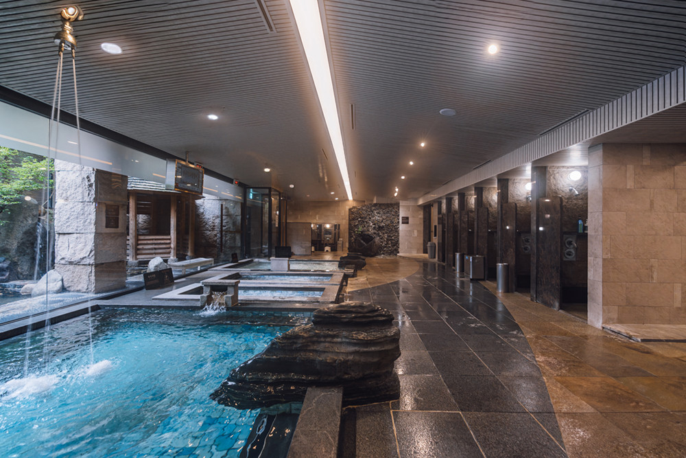 차분한 인테리어가 돋보이는 목욕탕 내부. | 이미지 출처: 네이버 업체 등록 