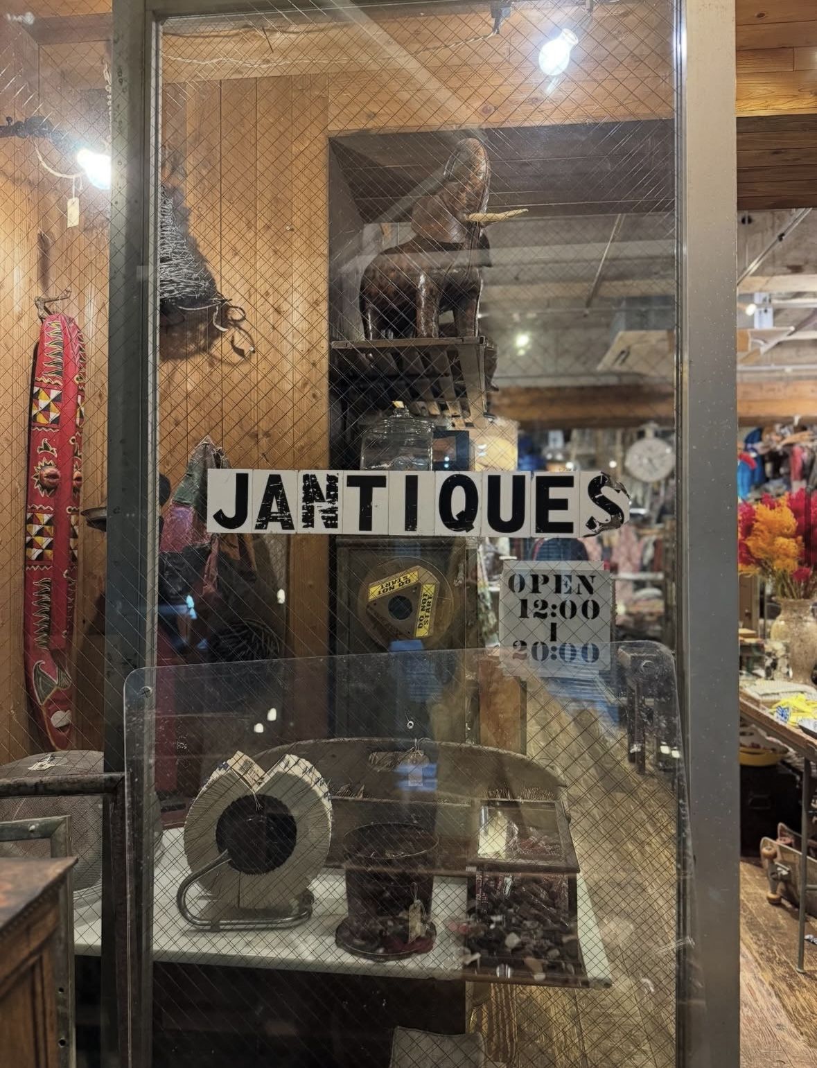 잔티크 쇼룸 내부 이미지 / 이미지 출처: 인스타그램 @jantiques.nakameguro