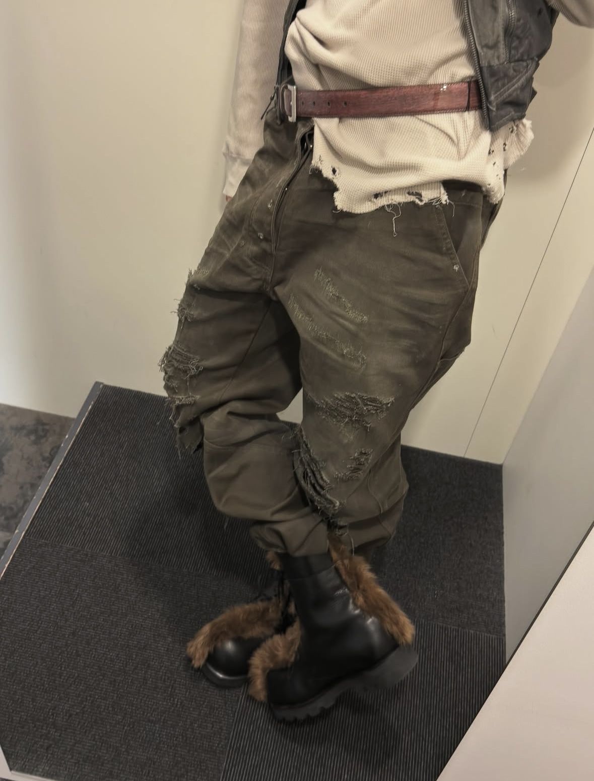 알렉산더 디제노바의 언더그라운드 페인터 팬츠를 입고 그런지 룩을 선보인 건호 / 이미지 출처: 인스타그램 @cortis