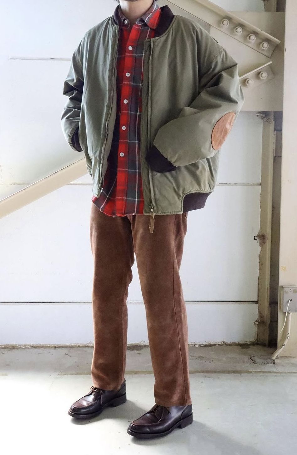 1990년대 폴로 랄프 로렌의 자켓을 입은 스태프 이미지 / 이미지 출처: 인스타그램 @bay_apt