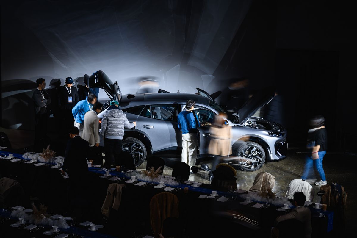 에스콰이어 클럽 멤버들이 직접 르노의 신차 FILANTE를 체험하는 모습.