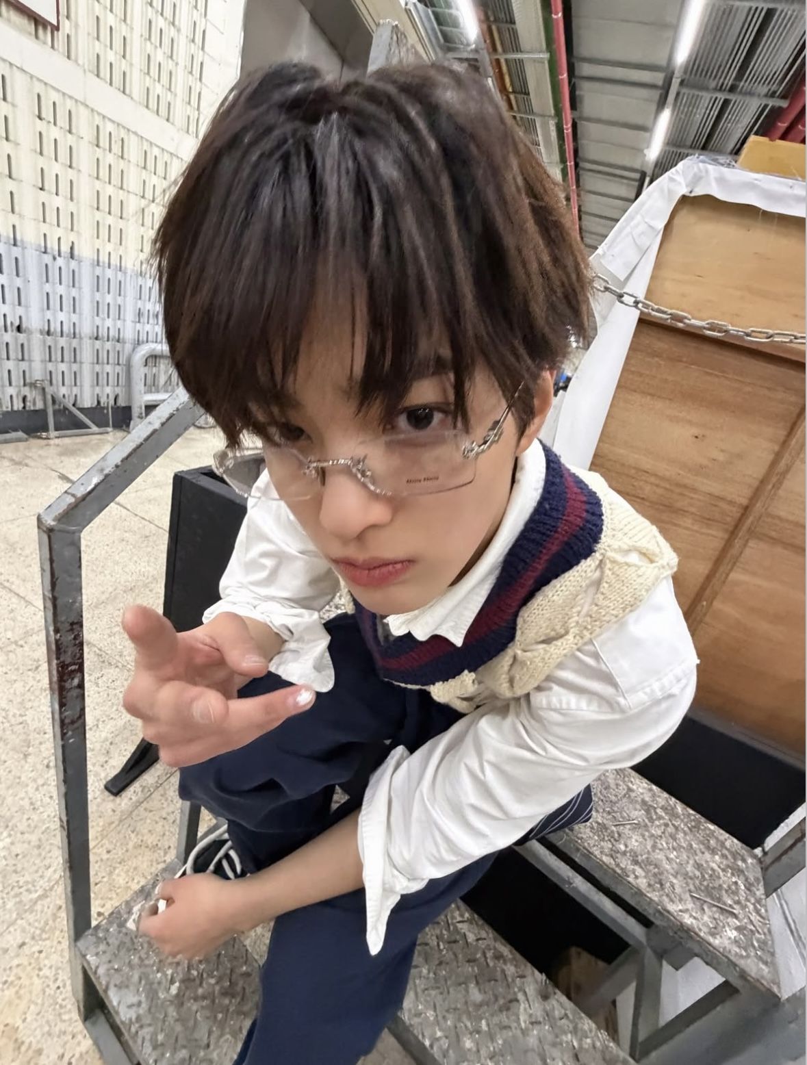 미우미우의 안경을 쓰고 긱시크 스타일을 선보인 건호 / 이미지 출처: 인스타그램 @cortis