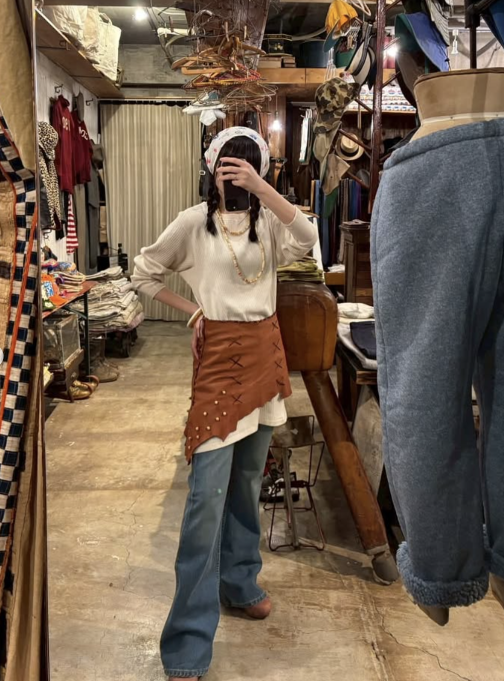 1990년대 보헤미안 랩 스커트를 입은 스태프 이미지 / 이미지 출처: 인스타그램 @jantiques.nakameguro