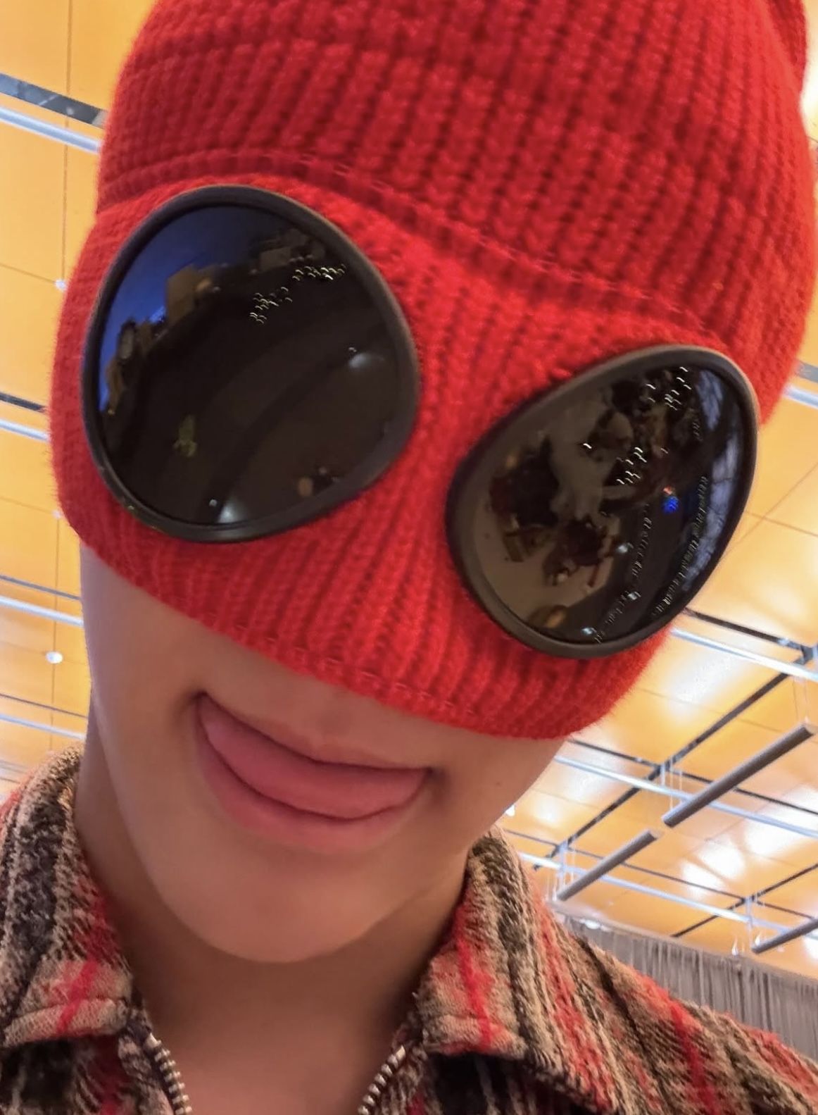 씨피컴퍼니의 비니를 쓰고 크리스마스 느낌을 물씬 내는 건호 / 이미지 출처: 인스타그램 @cortis