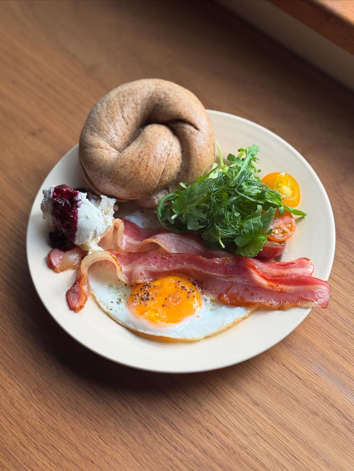 떡처럼 쫀득하고 씹을수록 고소한 풍미가 흘러나오는 베이글은 꼭 먹어봐야 할 메뉴. / 이미지 출처 : 인스타그램 @lou_nakano