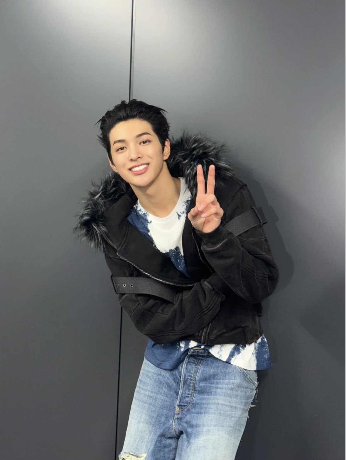 레인저 카르텔의 퍼 후드 자켓을 입고 스트리트 룩을 살린 건호 / 이미지 출처: 인스타그램 @cortis