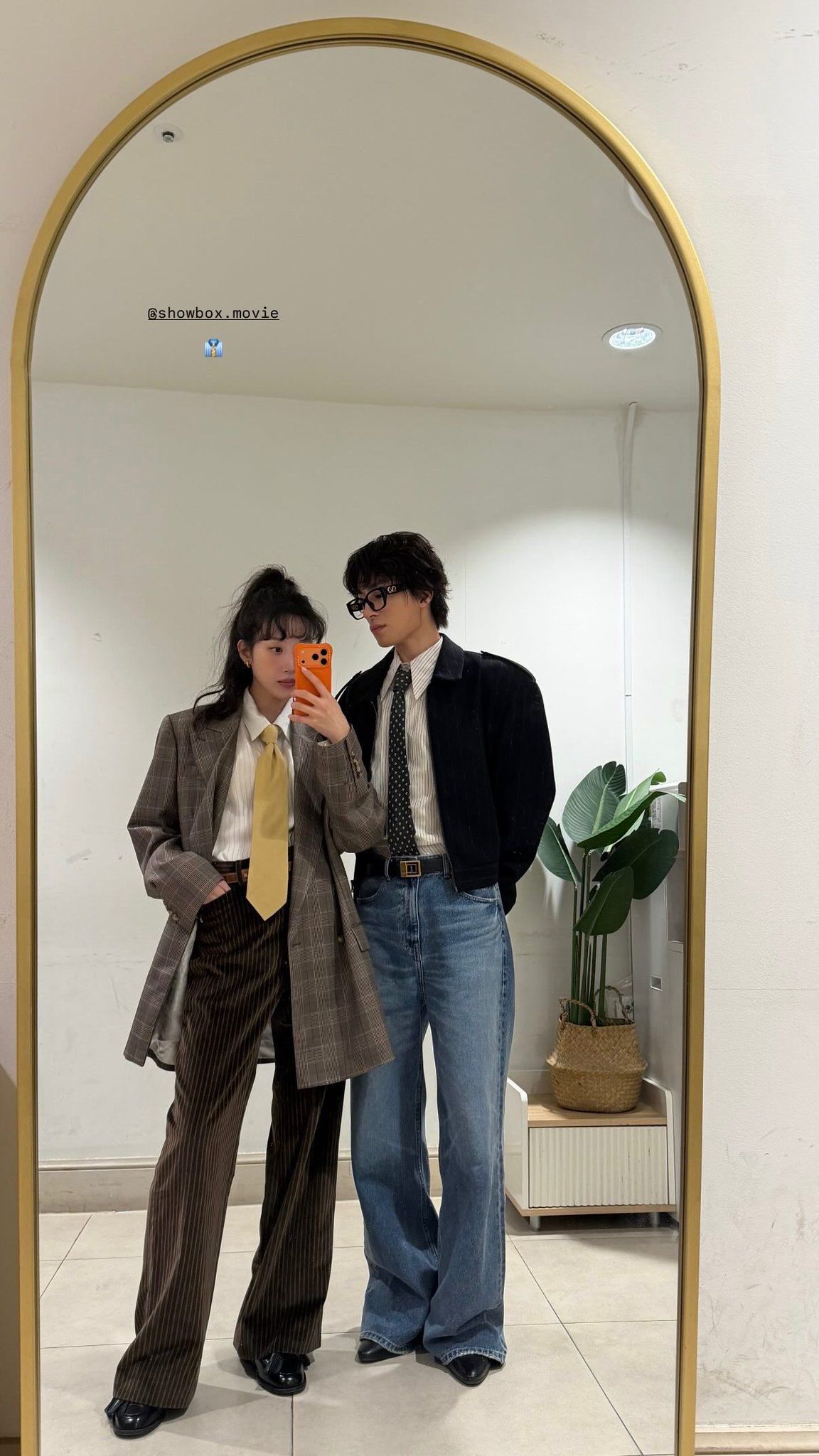 타이 포인트를 맞춘 구교환과 문가영/ 이미지 출처: 인스타그램(@namooactors, @m_kayoung).