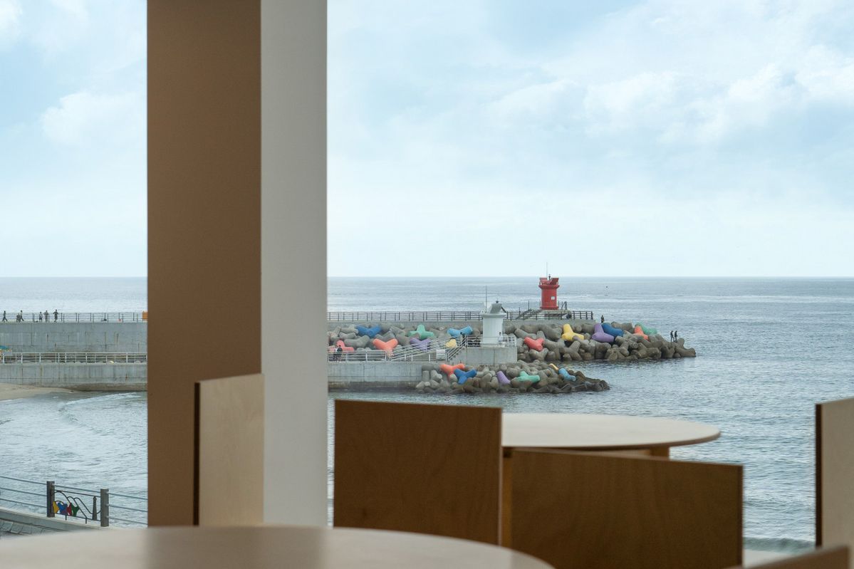 통창을 통해 바다를 감상할 수 있는 브릭베이커스 동해의 내부. | 이미지 출처: 네이버지도 업체 제공 이미지