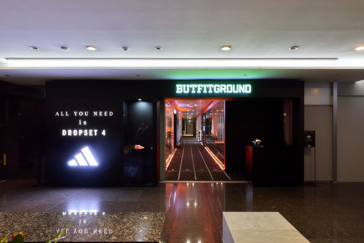 역삼역에서 지하로 이어진 버핏그라운드에는 운동 애호가라면 기쁨의 비명을 지를만한 운동 기구와 설비가 가득하다.