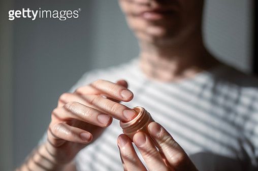 도구 없이 손가락으로 탭핑하는 것만으로도 충분 / 이미지 출처: 게티 이미지