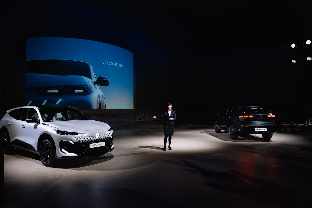 르노의 신차 FILANTE를 소개하는 관계자.