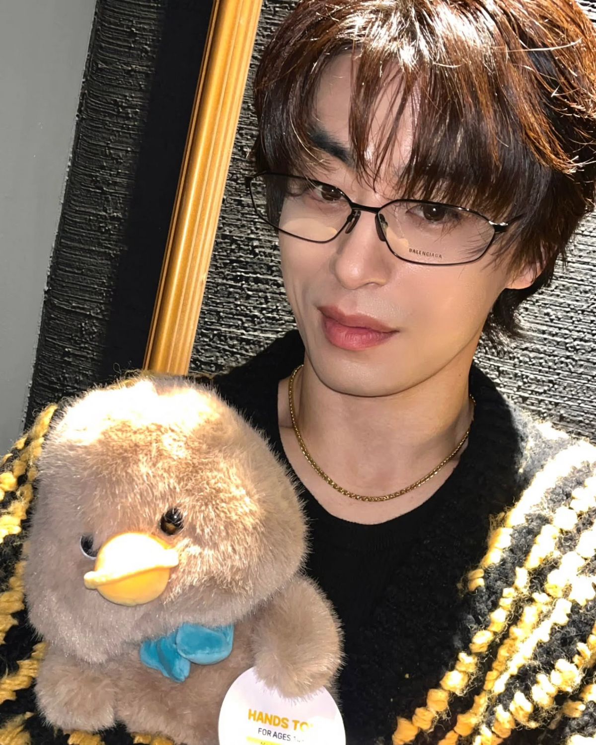 발렌시아가 안경으로 스타일링 포인트를 준 구교환 / 이미지 출처: 인스타그램(@namooactors, @m_kayoung).