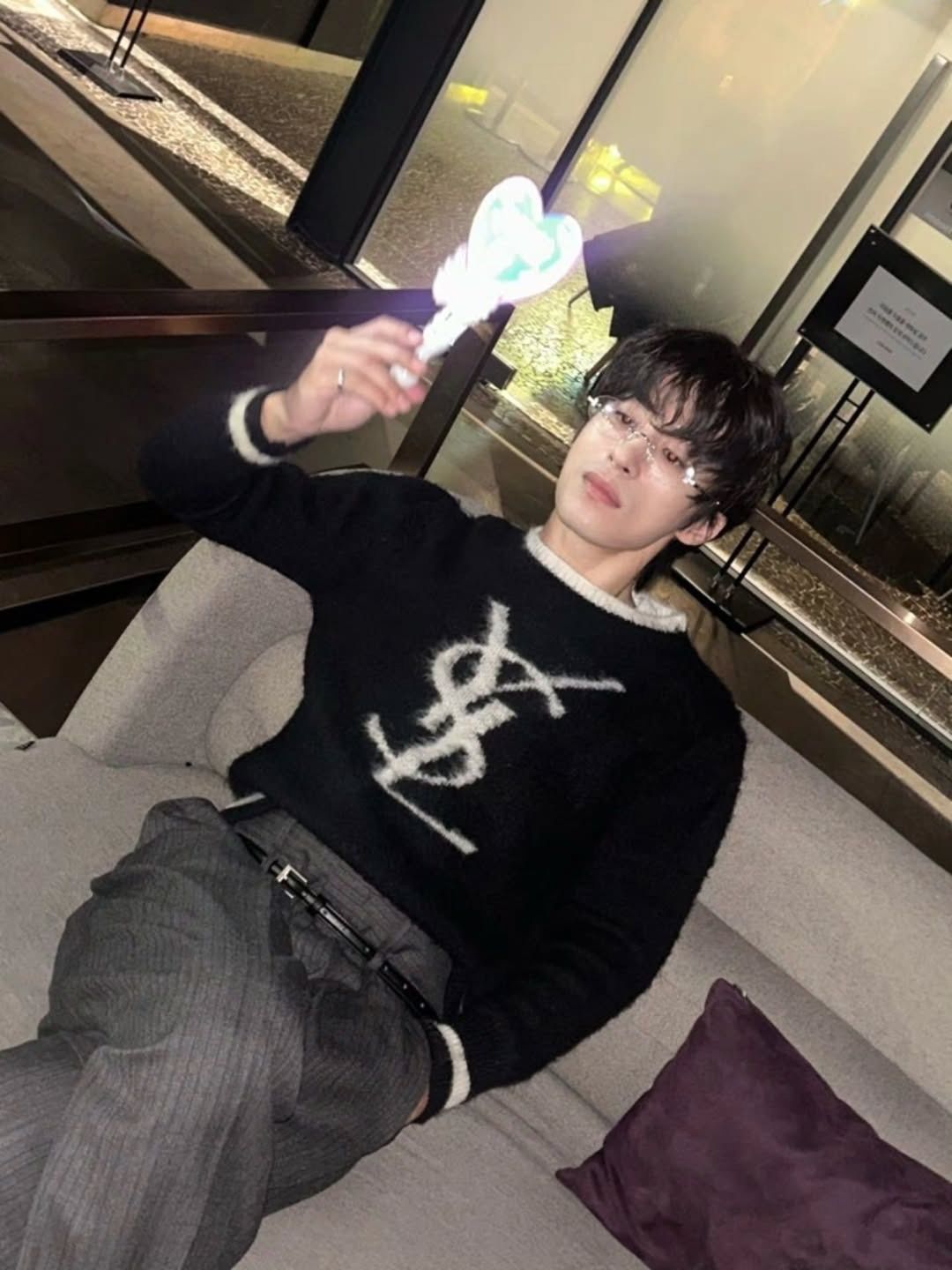 생 로랑 스웨터로 시크한 스타일링을 선보인 구교환 / 이미지 출처: 인스타그램(@namooactors).