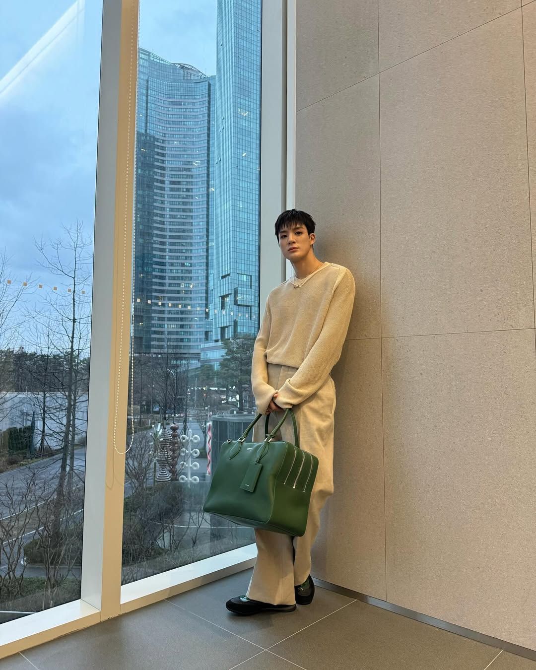 포근한 스웨터로 따뜻하고 부드러운 인상을 준 제노 / 이미지 출처: 인스타그램(@leejen_o_423)