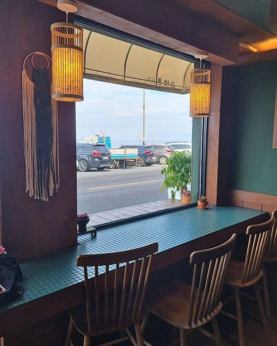 혼자 온 손님들도 부담없이 앉기 좋은 긴 테이블. | 이미지 출처: 네이버지도 업체 제공 이미지