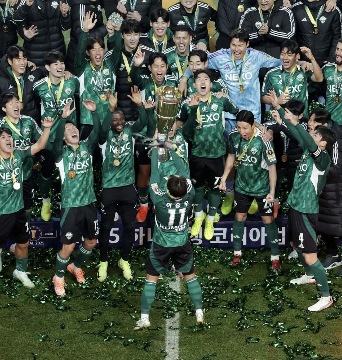 2025 하나은행 코리아컵에서 우승하고 트로피를 치켜들며 축하하고 있다. / 출처: 이승우 공식 인스타그램