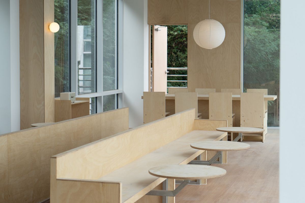 바다에서 고개를 돌리면 대나무숲이 바로 보이는 브릭베이커스의 내부. | 이미지 출처: 네이버지도 업체 제공 이미지