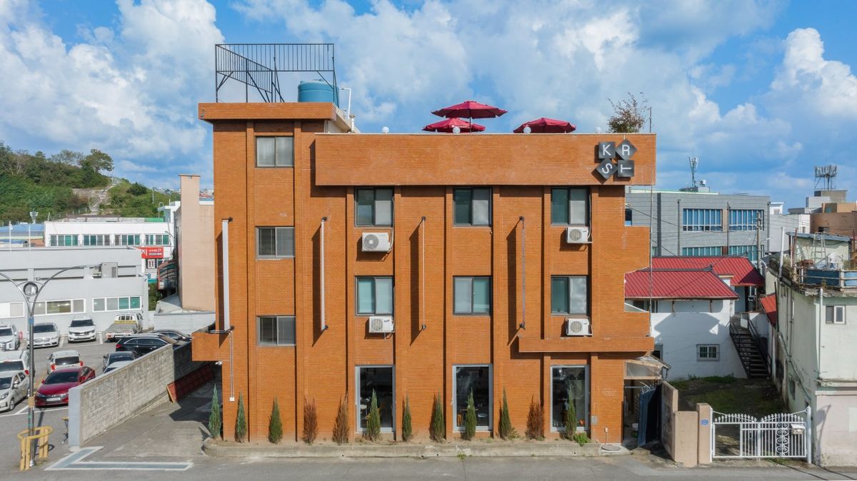 지하와 1층은 카페로, 2층과 3층은 호텔로 운영중인 카라멜스테이션의 외부 전경. | 이미지 출처: 네이버지도 업체 제공 이미지