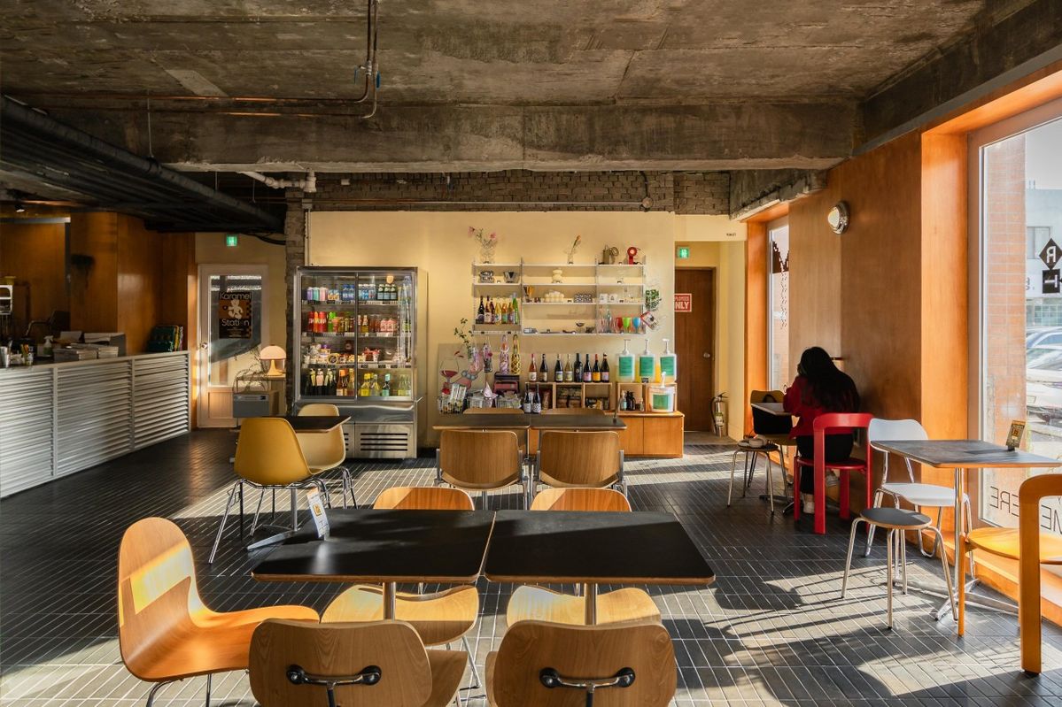 우디한 인테리어가 돋보이는 카라멜스테이션의 내부 전경. | 이미지 출처: 네이버지도 업체 제공 이미지