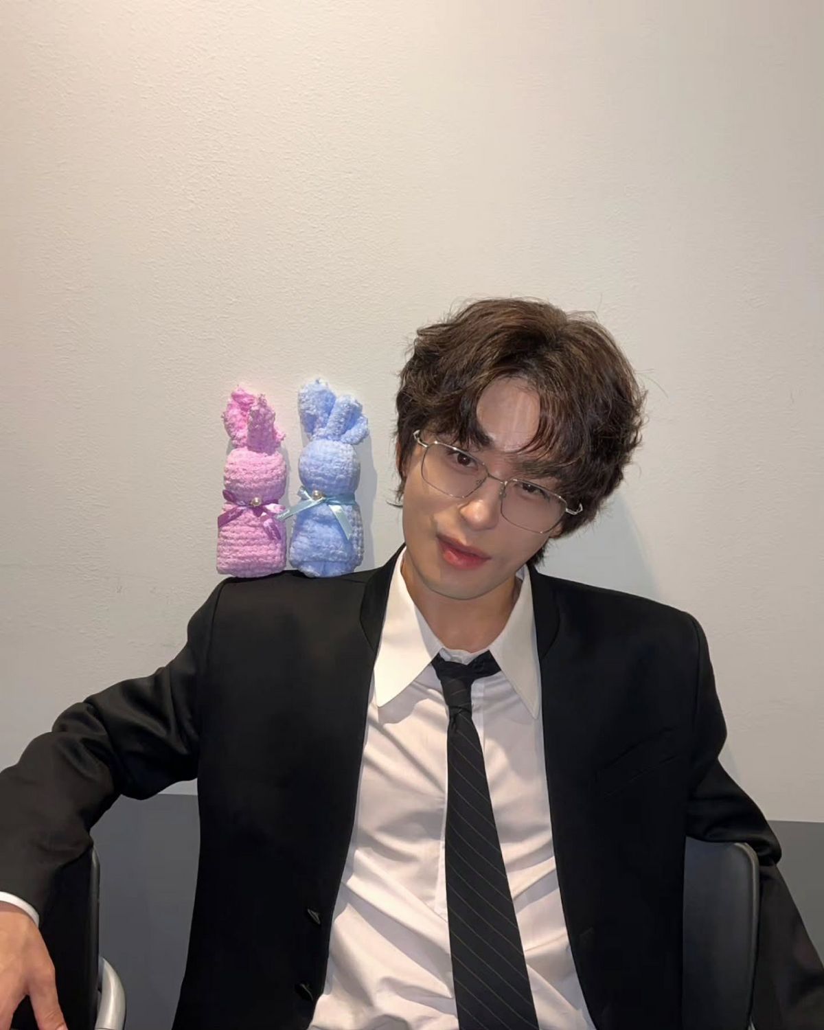 충무로 섹시 가이 룩으로 등장한 구교환 / 이미지 출처: 인스타그램(@namooactors, @m_kayoung).