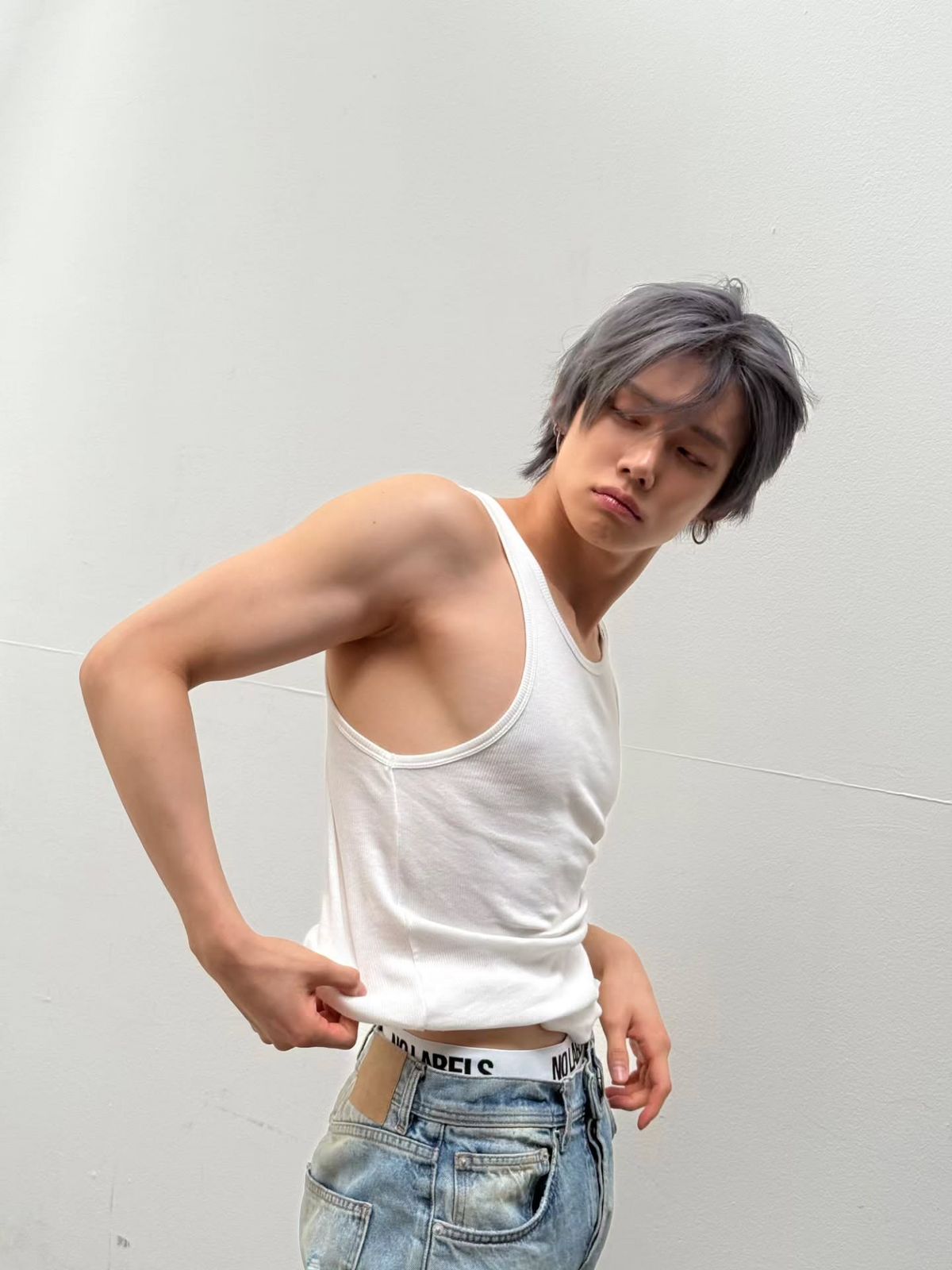 묘하게 차가우면서도 관능적인 애쉬 블루로 염색한 연준 / 이미지 출처: 인스타그램(@yawnzzn)