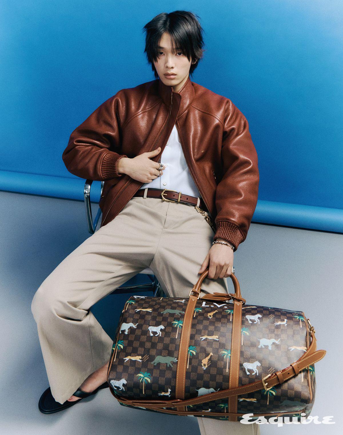 레더 재킷, 셔츠, 플레어 팬츠, LV 선셋 플립플롭, 키폴 반둘리에 50 x 더 다즐링 리미티드 백, 벨트, 링크 체인 벨트, LV 플라워 링, LV 위스퍼 링, LV 이터널 비즈 브레이슬릿 모두 가격 미정 루이 비통.