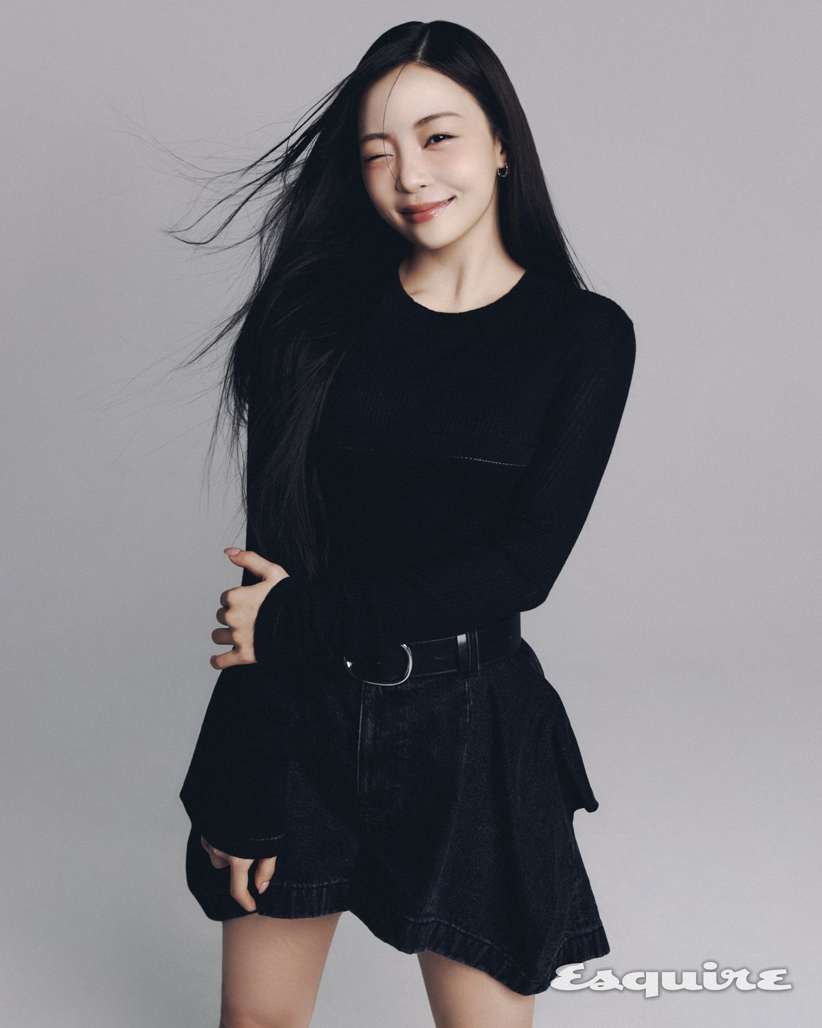 셔츠, 스커트 모두 사카이. 벨트 아르켓. 