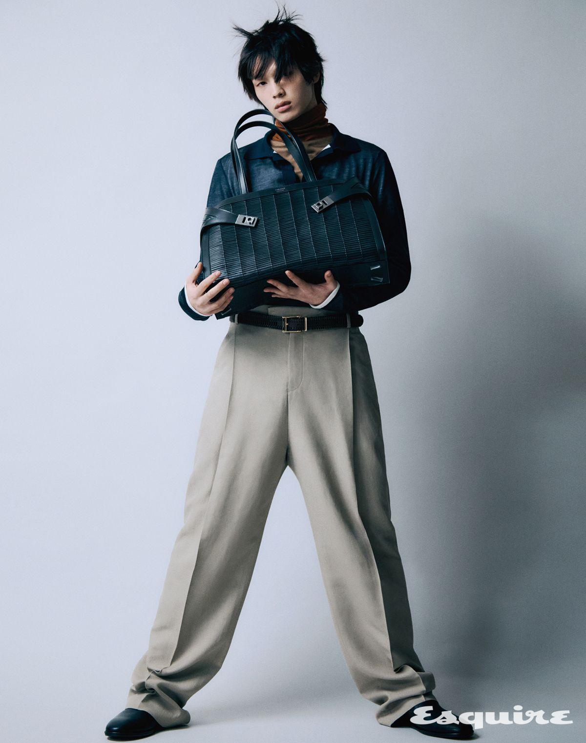 네이비 폴로 니트 톱, 캐멀 터틀넥 톱, 코튼 팬츠, 뮬, 위빙 허그 브리프케이스 백, 벨트 모두 가격 미정 페라가모.