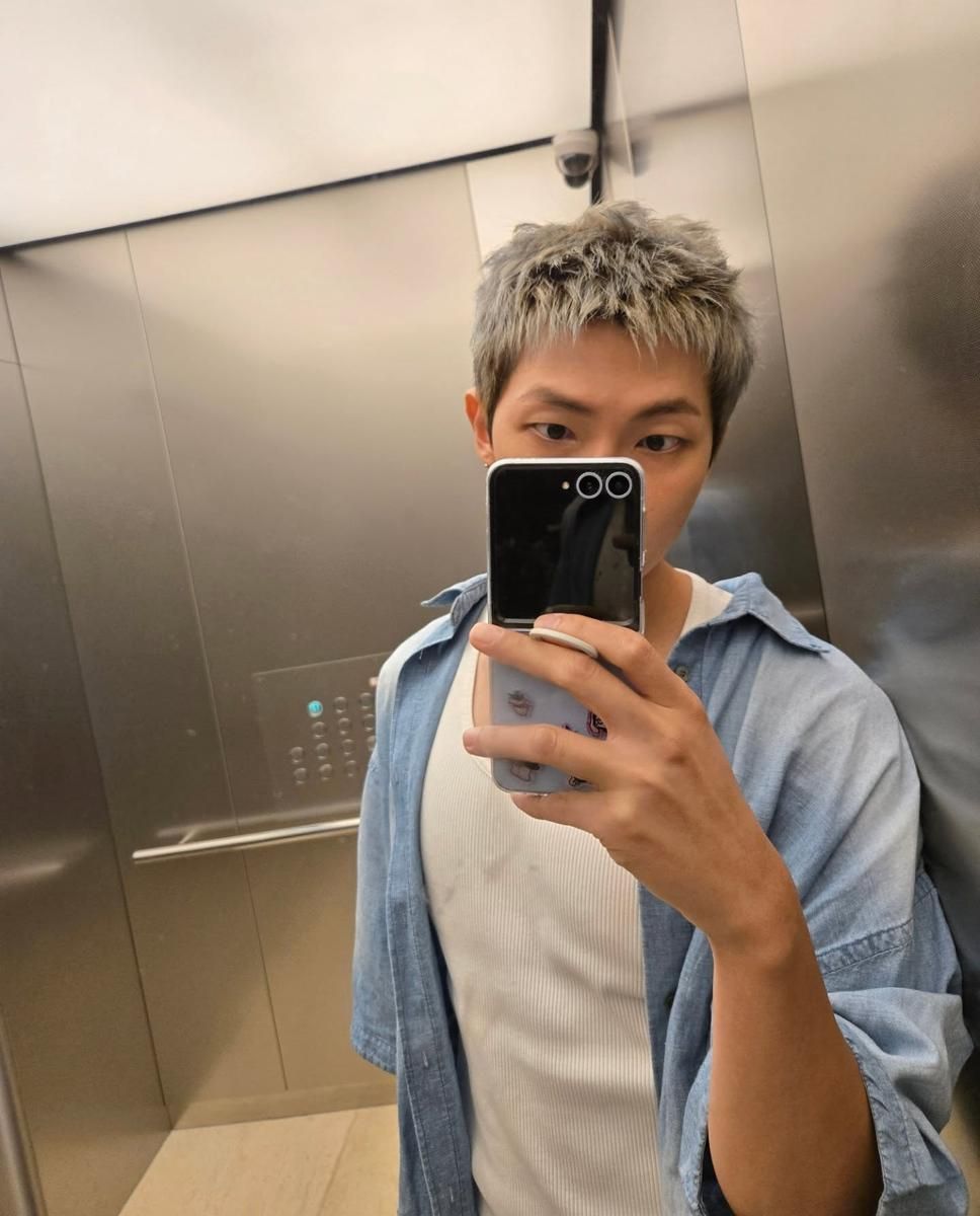 구릿빛 피부와 실버가 어우러지는 RM의 헤어 / 이미지 출처: 인스타그램(@rkive)