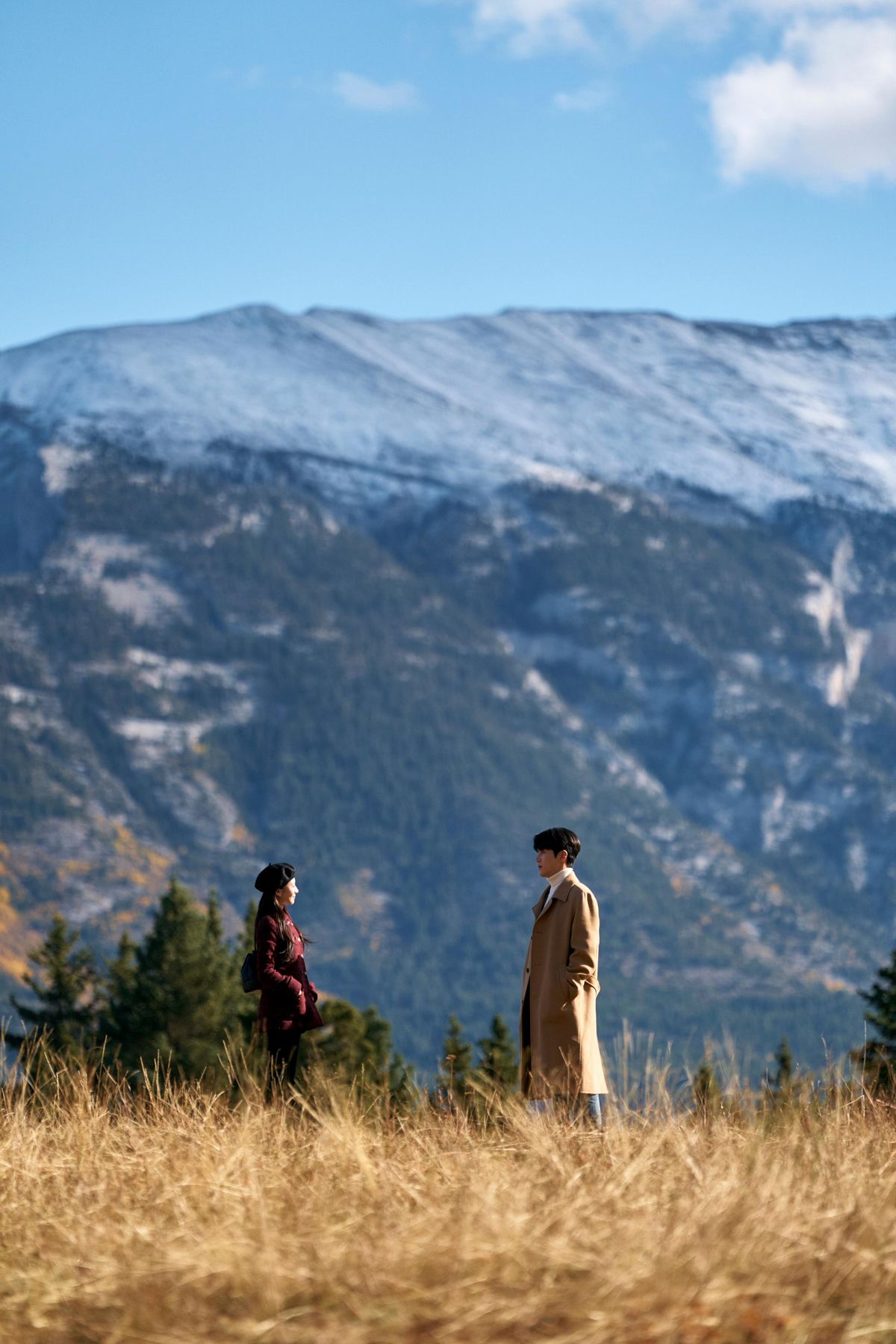 무희와 호진이 밴프 국립공원을 산책하고 있다. / 출처: 넷플릭스 공식 X