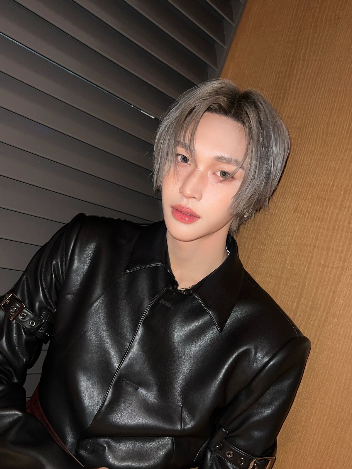 옆머리를 길게 연출해 밝은 헤어의 단점을 보완한 원빈 / 이미지 출처: 인스타그램(@riize_official